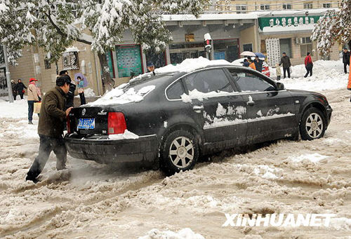 11��11�գ�������ʯ���f���^�Ƅ�����ѩ�е���܇�����A��ӛ�� �־�� �z