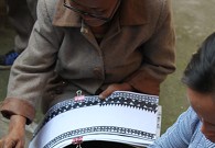 ����ʯ��կ�еċDŮ�׺����˶������y��ϞȾ