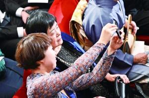 12��10�գ�Ī�Եķ��˶����m���ϣ���Ů����ЦЦ���C��(ji��ng)�F(xi��n)��(ch��ng)���ա� ���A��l(f��)