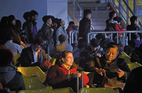 ����25�գ���ɽ��܇վ��Ʊ��d��ُƱ���˲����� ӛ�� ��ĹP �z