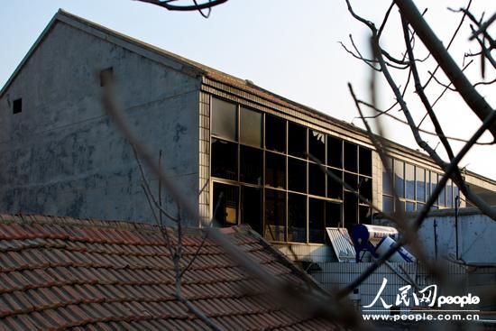 Ԭ�������B(y��ng)��ͯ�ľ�ס�ر�������ֻʣ�º�ɫ�Ĵ����ܡ�������W(w��ng)ӛ�� ��� �z��