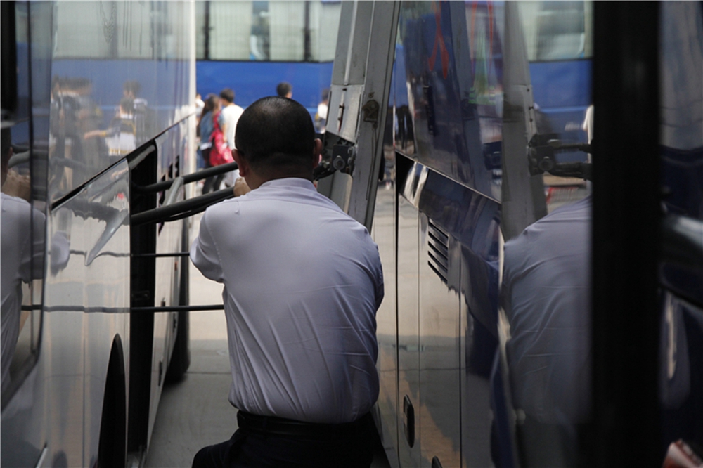 �l܇λ�ϣ��Mխ��܇�v�g϶�У��{�TС�ĵ������P�]����œ�T���������zӰ ɽ�|���\  ��������.jpg