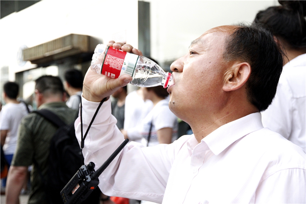 �����Ծ����{�Ȃ�Ѹ�ٔQ�_ˮƿ�����˹��˵�һ��M��----���zӰ ɽ�|���\ ��������.jpg