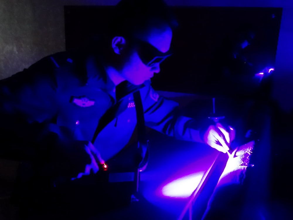 ���l�F�c��ȡ�����_�h�����ּ��g�ˆT��ĳ�v��F���M�ЬF������Ĺ�����Ƭ���z�h����ڰ��h�����{ɫ��鼤�����䵽���w������a���Ĺ⣬��ɫ��ߞ鼤���ߡ�  �zӰ  ����ˮ �Ԓ��13070679063.JPG