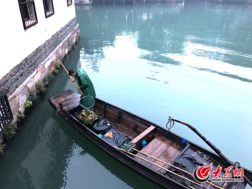 1��11��14���峿������ӭ�����������绥(li��n)�W(w��ng)����Ğ��(zh��n)���ž��^(q��)���o��æµ�������У�һ�������ˆT���u��ľ�������ӵ����󱊾W(w��ng)ӛ�� ��˼˼ �z.JPG