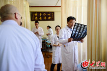 13���������м��о�һλ���ߵ�CTƬ��ͨ�^����CTƬ��������Дೣ��׌�����@����̫���ˡ����󱊾Wӛ�� ���L�� �z.jpg