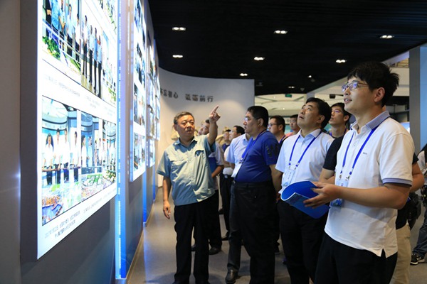 ���ոۼ��F���޹�˾�hί����ӛ��������ϯ��ï�ڞ���L�F��ӛ�߽�B���ոۣ��u�� �z��