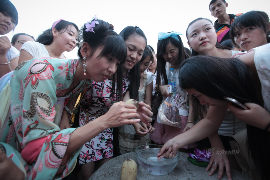 ���ԝ��ϵ�100�������h����������Ů�ۼ��ڽ���w��ʯȪ���w��ˡ�������������ɡ��ݿ�Ů���źɟ����ȸ��N��Ϧ���ɂ��y(t��ng)��ӣ�׌Ȫ�ǵ���Ϧ֮ҹ������һ��������퍡�