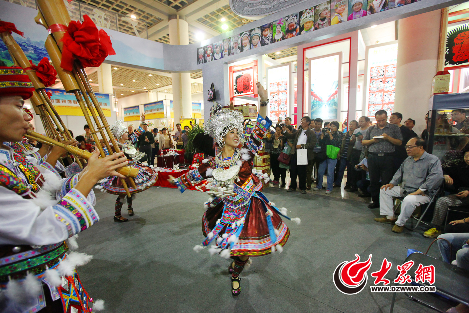 10��10�գ��ڵ������Ї������|�Ļ��z�a���[���ϣ�����������ӭ�e�衣�󱊾Wӛ�� ���L�� �z