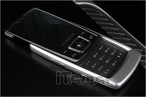 緊貼纖腰美臀夏日便攜輕薄時尚手機推薦(5)