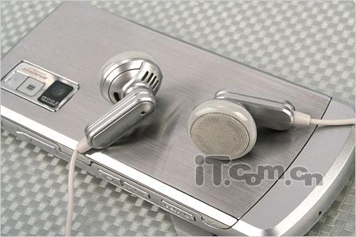 緊貼纖腰美臀夏日便攜輕薄時尚手機推薦(6)