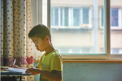 ��С���B(ni��o)������ĸ���M(j��n)�� �ٴ����R��æµ�ĸ�ĸ�����䡱