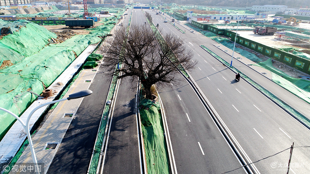 12��24�գ����ϡ���ˎɽ���ȵ��½���·�T��·���ӶΣ��L�s1.3����ĵ�·�������ɣ��p����܇���Ľ�ͨ��־���ѽ�������ɡ�