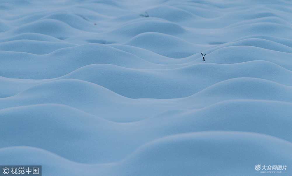 2018��2��6����������Į�ӿh��ľ���֘I��������Խ�����{ݮ��ľ���w�όӌӰ�ѩ���γ�һ�������׵�ѩ�����ϰق�ѩ�����B������������ɡ�