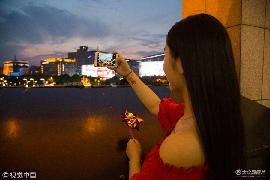 2018��6��24�հ��������ϳ��F(xi��n)Ψ���Ļ������⣬̫ꖏ��ƌ���ɢ����â������������ҹĻ���R�������������ѵ���Ȫ�ǏV���|��(c��)�^���L���������ͳ��֙C���գ����p�@��������ϼ��