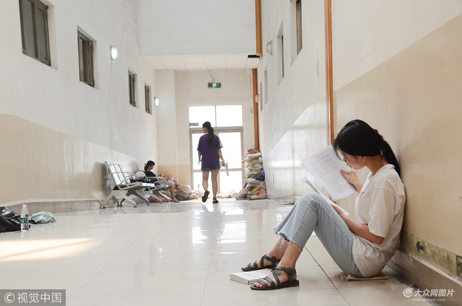 2018��7��6�գ���ɽ�|�ĳǴ�W�D���^��(n��i)����W�����ھo���ď������俼����W��ϯ�ض������J�汳���������Y�ϣ��������d��(n��i)������߅Ҳվ�����ٌW�����ڼӾo�ď������n��