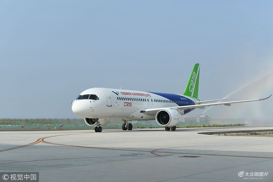 2018��7��12�����磬�ڶ��܇�(gu��)�a(ch��n)C919���Ϳ͙C(j��)��̖(h��o)�C(j��)B-001C���Ϻ��֖|�D(zhu��n)��(ch��ng)��λ��ɽ�|�|�I(y��ng)���҇�(gu��)�ׂ�(g��)�񺽿͙C(j��)ԇ�w���ģ�����һ��ȫ��չ�_ȡ�Cԇ�w�����춨���A(ch��)��