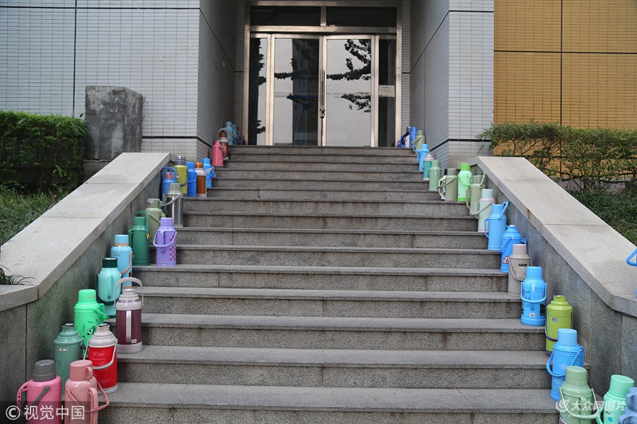 2018��10��16�գ�����һ��УУ�@����ůƿ��꠵��������n�����˽��_ˮ�g���x�����жξ��x��ͬ�Wһ���Ȍ�ˮ���Ȼ�����ˮ���܇��ȴ����������ٌ�ˮƿ�û،��ҡ�