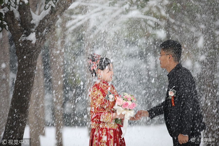 2018��12��11�գ�10����һ���A��֮�еĽ�ѩ���oλ��ɽ�|��u�������������˲�����ɫ��ѩ�������ĸ۳Ƿ������ƣ��y�b�ع����@�ø�������