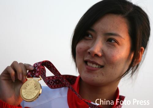 ���ʮ�����˕��ÜI�ۄ�(d��ng)�˸�����Ů��ѩ����(�D)