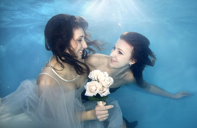 ����Q��Ӣ��ˮ�»鼆�zӰ���I܊��������zӰ��¶������(Lucy Ray)��ʾ���M��ˮ���Ĕz�Ļ鼆���^���θ�ϴ֮��Ϳ�����������������ﲻԸ���Լ��Ļ鼆�M���Ĕz������Ҳ���Ԟ������ṩ�鼆��