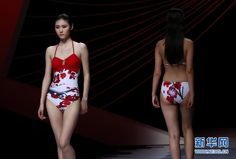 3��28�գ�ģ���ڱ����e�еġ�2015��ɳӾ�b����څ��(sh��)�l(f��)����(hu��)����չʾ�¿�Ӿ�b�O(sh��)Ӌ(j��)�� ���A��ӛ�� ������ �z