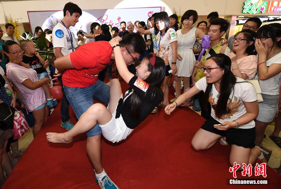 ���Ȫ�(d��)��ʽ���T��ʽ���米ʽ����8��2������һ��(ch��ng)���Ľ��Ǵ�ِ���Ͼ��˰۰��e�У���ِ��H��ͨ�^(gu��)��݆�˄�(sh��)�����ɡ��ı�ƴ��(zh��ng)�Z�@���(ji��ng)��ͬ�r(sh��)Ҳ��KISS�ķ�ʽ��đ���_(d��)��(du��)��(��i)�˵��擴���x������ �z