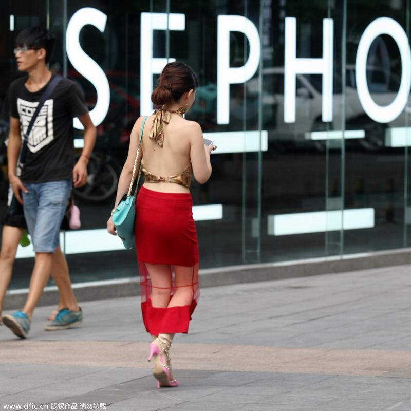 2014��8��2�գ��ؑc����Ů��������b������ɽ�ǽ��^�������������Pע��ĳ��Ů�ϰ����������Ƕ������°���t��͸ҕ�Lȹ���_���T�Ь���ܵ����ϱ��ࡰעĿ�Y����