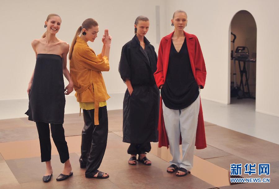 9��24�գ�ģ���ڰ���r�b��չʾNEHERAƷ������ϵ�з��b��Ʒ�����գ�����9���2015���İ���r�b���M��ڶ��졣