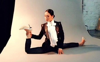 ���Ї���һ���g��Ů���ۯB���wչʾ�@�����g��