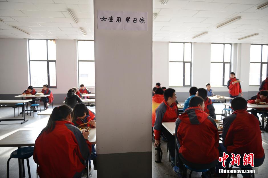 1��6�գ����ɹź��ͺ������WУʳ�Ãȣ���Ůͬ�W�ڸ��ԅ^��Ͳͣ���߅��Ů���Ͳͅ^����߅�������Ͳͅ^�����˽⣬ԓ�WУ��ӏ����С����ЌW�����������B�W���Ͳ����T��������Ů���օ^��Ͳ͡�������l �����A �z