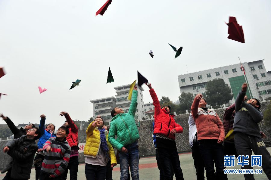 2��16�գ�����ʡ���w�h��С�W�_�W�ĵ�һ�죬���w�h����ЌW�W�����Լ��W�ڵ�ף����ϣ�����������ɫ�ļ��w�C�ϣ��S����ա����A��l�����x�� �z��