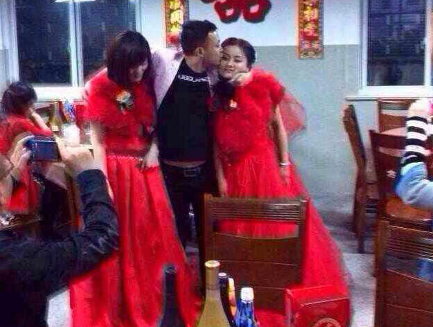 ������ɽ����P�^���Ђ��е�Ȣ�˃ɂ����š���Ƭ�ϵġ����ɡ��ǂ�80����ʷ�����@��ʷĳ�c�ɂ�������е��κ�һ�˶��]�е�ӛ�Y�顣