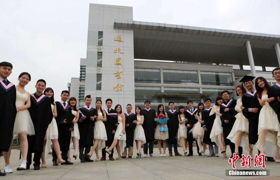 4��22�գ����մ�W(xu��)�����W(xu��)Ժ�������I(y��)�ČW(xu��)����?c��)�У�@�ﴩ�ϻ鼆С�Y���Ĕz��(g��)�Ԯ��I(y��)��������