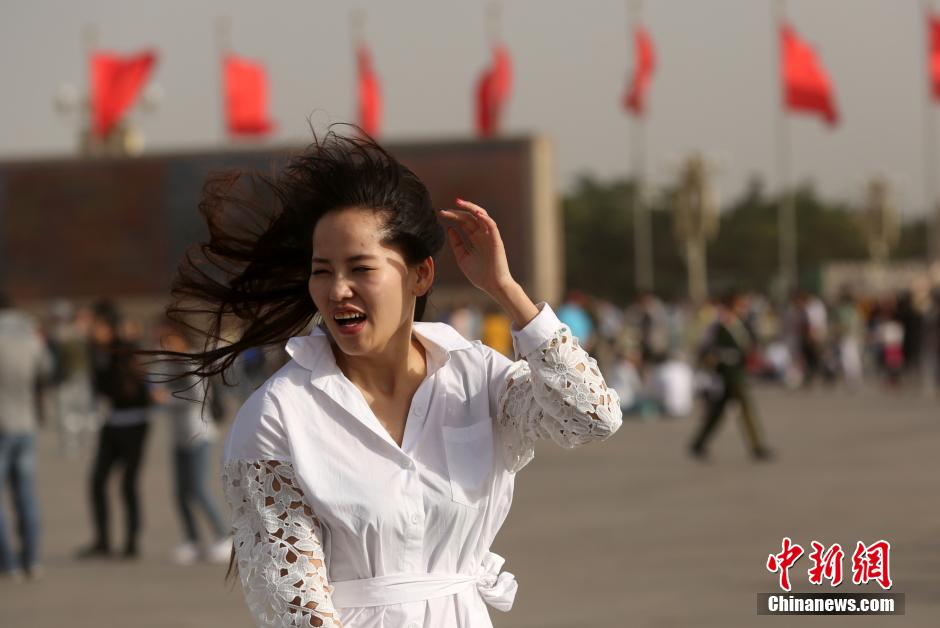 5��3�գ��찲�T�V���ϣ�һ��Ů�ο͵��L�l���L���y��