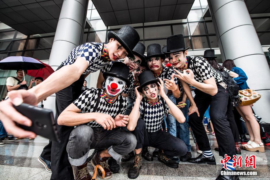 5��5�գ��V�ݴ�W�ǃ�ӭ����һ���؄e�Į��I���գ����I������С����ڌWУ�Ⱥ�Ӱ���������ķ�ʽ��eУ�@��������l ����� �z