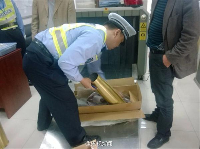 5��11�����磬�Ϻ������օ^���悹������ڙz��վ���ڌ��^��܇�v�M�а��z�r����һ�v��܇�����l�F�ɂ���������X��C�z��l�F�������b�Ѓ�ö�ܠ���Ʒ�����_��z�飬�l�F��2ö100����Ş���ڏ���