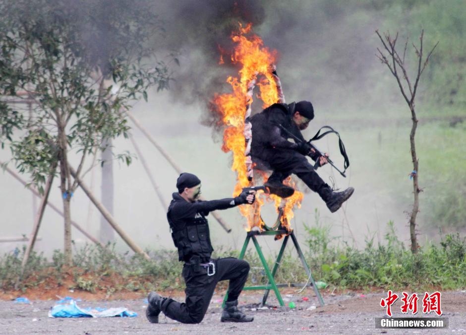 7��2�����磬�����_���и��ع����ؾ����侯��߅���������Ȇ�λ�Ľ�600�������־�Ӣ�����_�����S�r�^���Ӗ�����أ��e���_���й����C�P������3̖�� ���ַ�����̎ͻ�S���R���ݾ���