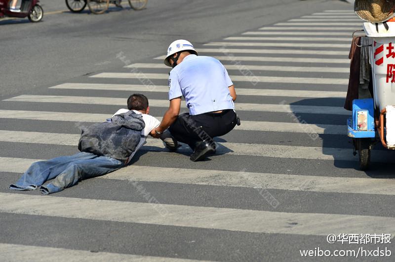 ���A�����Ј�΢�������7.23�����磬��������̫ꖌ��ɶ�����ضȿ���40�����ϡ�һ����ؤ�ڞI���|·���е��������롣һλ���������غ򲢶�Μʂ�v��ȥꎛ��أ���ؤ�s���ϡ�