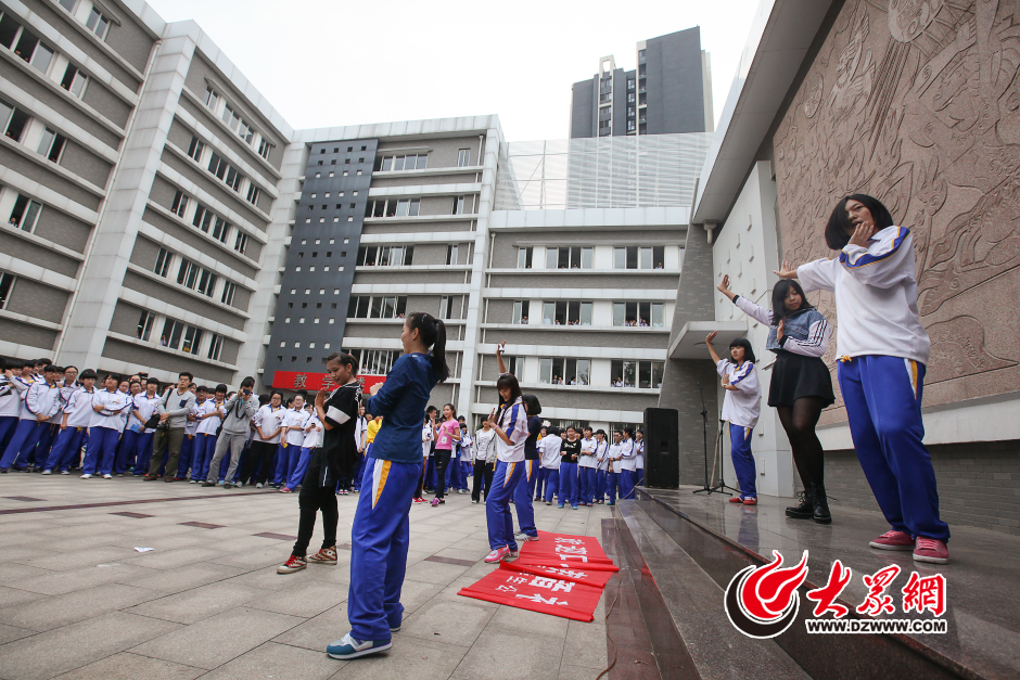 1��29�����磬ӛ�����Mɽ�����У�У�@�V���ϸ���F�{�»�������ݱ�����_���Ļ����F֮�g���������ˡ����������У������W�܌W�Â����롣�󱊾Wӛ�� ���L�� �z.jpg