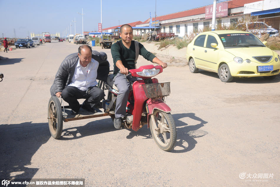 2015��10��3�գ�ɽ�|�Ж|�I�����h�t��O�ۣ�һ�����ӌ��Լ���Ħ��܇���b����݆Ħ��܇�d�ͣ���������·�˵�����