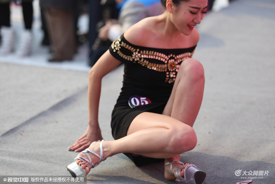 2015��12��20��������ĳ��ѩ���e�б�ѩ���˴�ِ����ِ�֞��ˇ�����������b���Ȼ���չʾ��10λ��Ů�����ó�����^��������չʾ��