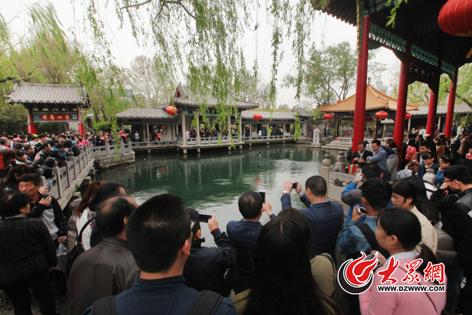 4��2�գ�����С�L(zh��ng)�ٵĵ�һ�죬���u(y��)�顰���µ�һȪ���ĝ�(j��)����ͻȪ���^(q��)�D�M���^Ȫ���ο͡���(d��ng)�գ���(j��)����ͻȪ����ˮλ����27.48�ף���һ�νӽ�ͣ�����侀�����@���]��Ӱ푁��(j��)�ο͵ğ��顣�󱊾W(w��ng)ӛ�� ���L(zh��ng)�� �z