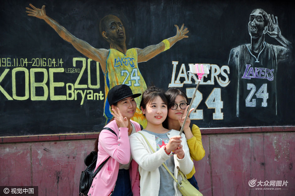 4��14�գ�ɽ�|�ĳǴ�W���g�WԺ��W����У�@�ĺڰ�ͽ��҃��L�����пƱȻ@�����ĵĮ����¾��Ʊȣ��e�µĈD���������W�����^��