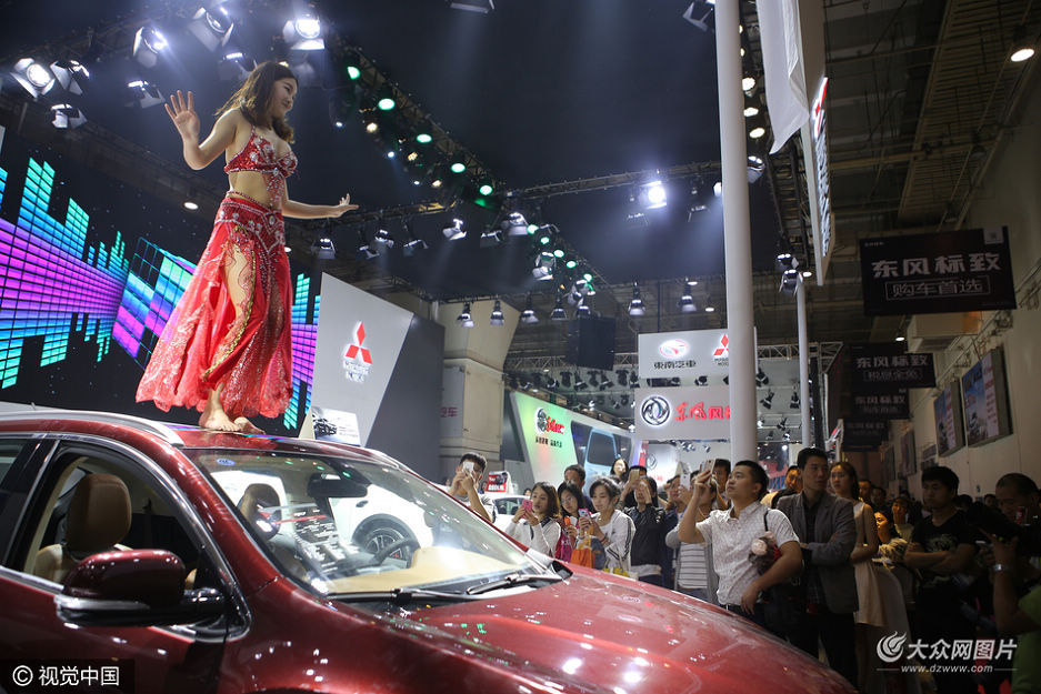 2016��5��11����2016���u��(gu��)�H܇չ�����_Ļ��ĳ܇��Ո(q��ng)����Ů�٤�x�֬F(xi��n)��(ch��ng)��܇������٤�����^��չʾ�Լ��a(ch��n)Ʒ���|(zh��)����Ӳ��