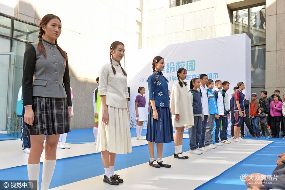 10��29�գ���������С�W��У���аl�ɹ�չʾ���ڱ������b�WԺ�e�У�60������С�W��չʾ��8��ϵ�е�У����70�ס�