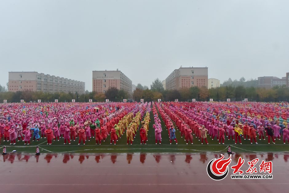 11��7�����磬ɽ�|���ϣ������h�����꣬����4000�����V����󋌡����傃���S������ͬ���裬�ʂ��c����14�����еĐۺ���һ�𣬛_��һ��µļ���˹����o䛡���ͨӍ�T ������ �z��