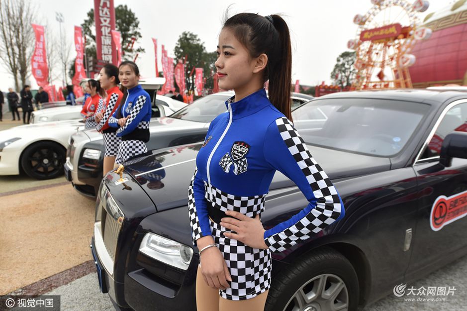 1��19�����磬һ������ɾ;�Ӣ��������ںϷʞI���Ї����e�У����԰��ո��صĸ�������400�˾ۼ���