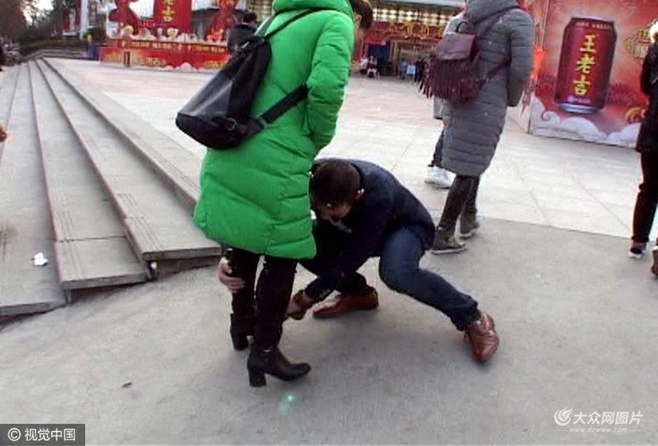 1��21�գ������д�W·���^��һ�����b���ģ��������R��С�����·�ڣ�ֻҪҊ���д�ƤЬ��·�˽��^�r�����̓�����ǰ��������ס���˵��p�_����������ë����Ь�͡����С��o�˲���Ь�Ӂ���