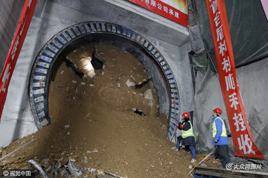 2017��2��22����9�r16�֣�ɽ�|ʡ��(j��)����܉����ͨR1�������fվʩ���F(xi��n)�����v�r7�����£�1302�׵ĵ��´��У��ܘ�(g��u)�C(j��)���_��һ̖������������������������f�ܘ�(g��u)�^(q��)�g�Ҿ����؞ͨ��